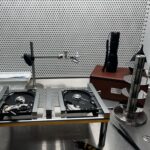 Entenda quando o Platter Swap é necessário, os riscos de transferir pratos magnéticos e como funciona a recuperação profissional de HDs com motor travado.